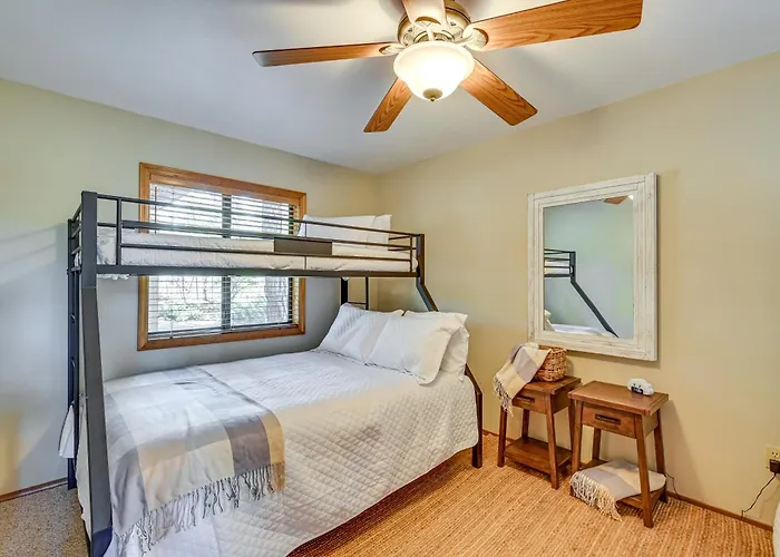 Furnished Deck + Forest Views: Retreat! Holiday home