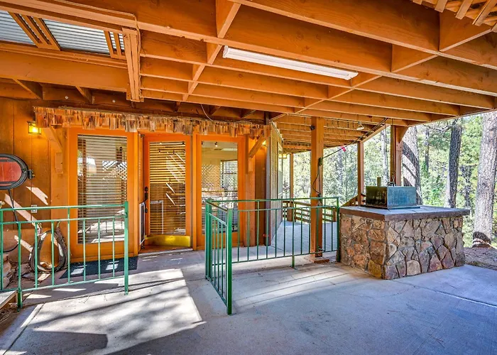 Furnished Deck + Forest Views: Retreat! Holiday home Pine