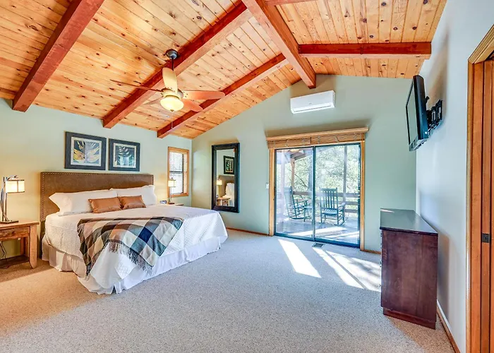 Holiday home Furnished Deck + Forest Views: Retreat! *