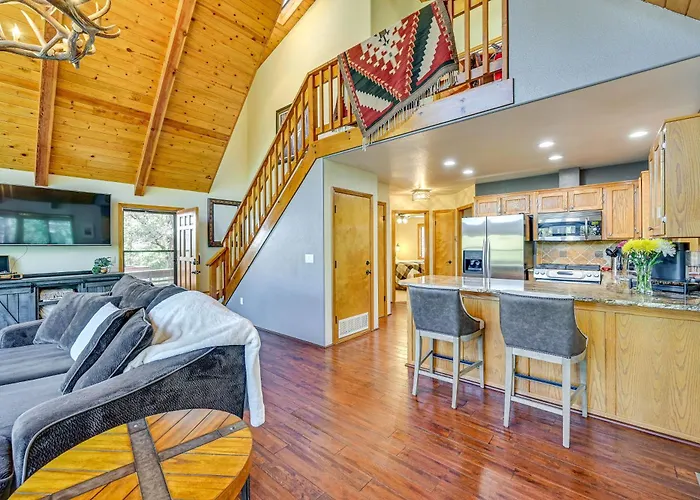 Furnished Deck + Forest Views: Retreat! Holiday home *
