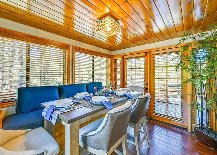 Holiday home Furnished Deck + Forest Views: Retreat! *